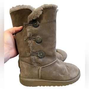UGG BAILEY BUTTON TRIPLET tall‎ Gray Size 4